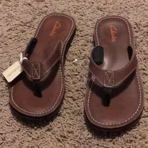 Clarks leather flip flops